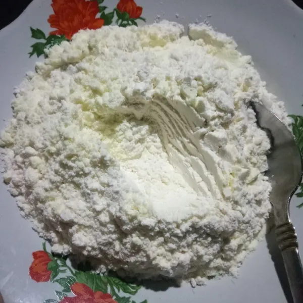 Campur rata tepung terigu dan susu bubuk.