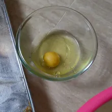 Celupkan adonan ke dalam putih telur.