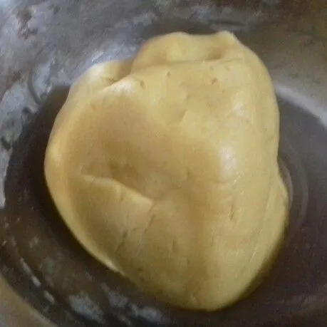 Uleni hingga kalis dan licin. Ambil sejumput adonan dan bulatkan sebesar kelereng. Lakukan hingga selesai.