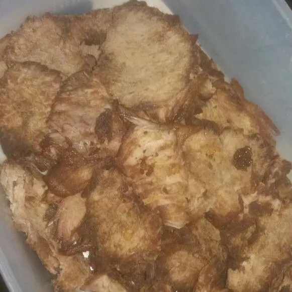 Kemudian tokok/pukul daging hingga menjadi lebih tipis dan melebar.