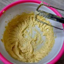 Mixer butter, margarin dan gula halus.