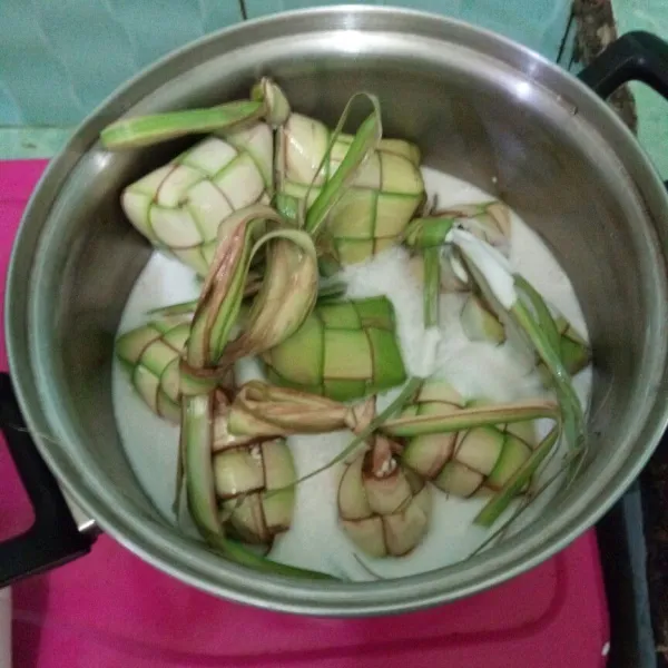 Masukkan santan cair ketupat terendam.