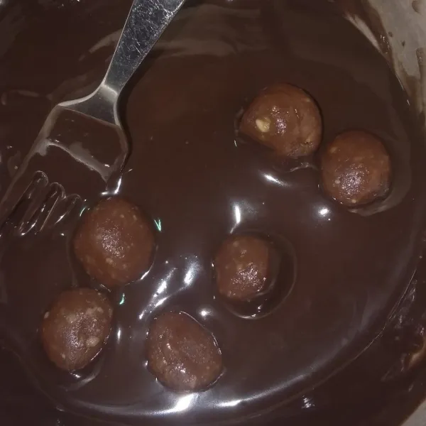 Masukkan bola bola biskuit ke dalam coklat yang sudah mencair.