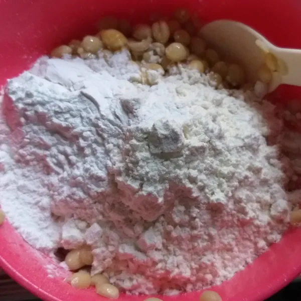 Setelah itu, masukan tepung, aduk lagi hingga tercampur.