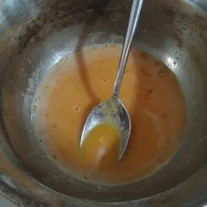 Kocok telur, gula garam, baking powder, soda kue hingga larut.