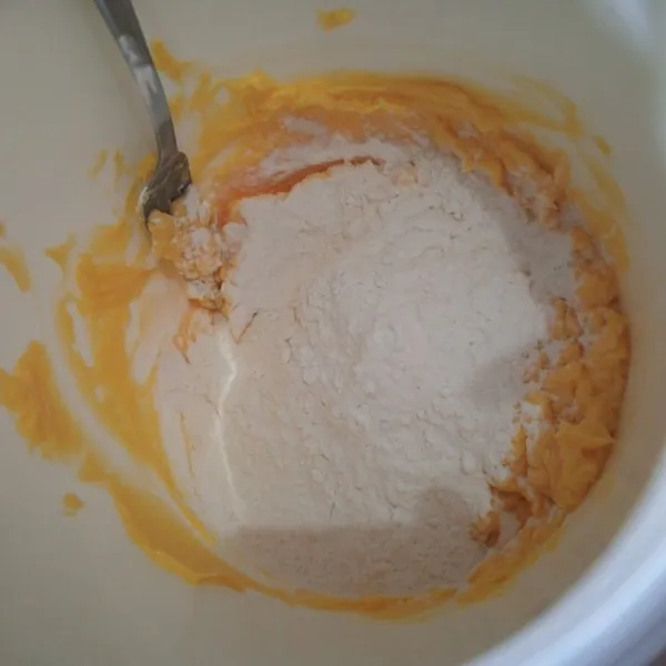 Tuangkan sedikit sedikit tepung maizena, aduk sampai kalis.