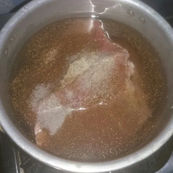 Rebus daging bersama lada bubuk dan ketubar bubuk hingga empuk. Tiriskan hingga dingin, sisa air rebusan daging jangan dibuang.