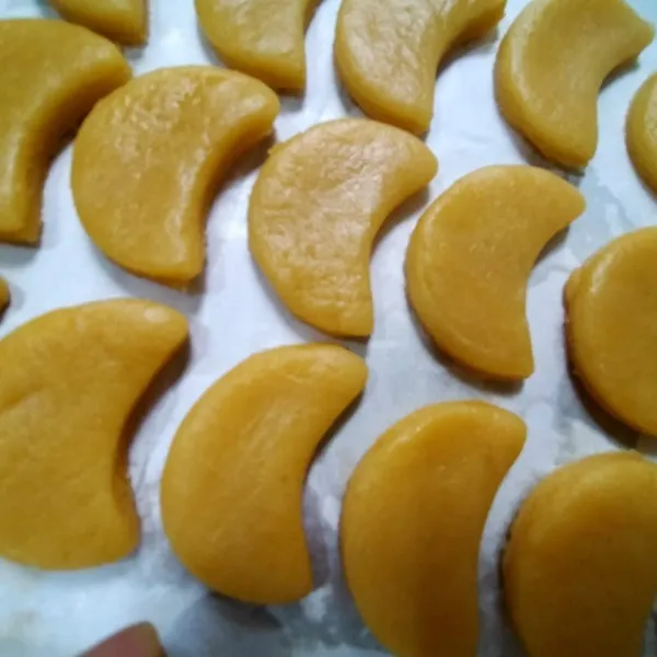 Tata dalam loyang yang sudah dialasi baking paper. Lakukan hingga adonan habis.