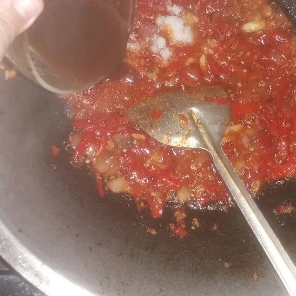 Tumis ketiganya hingga matang, lalu tambahkan air asam jawa, gula dan juga garam. Aduk hingga tercampur rata.