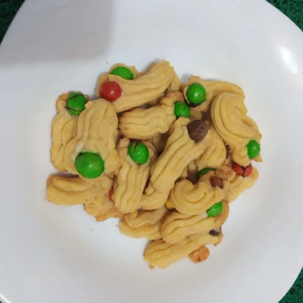 Lepaskan kue dari sarangan, siap dihidangkan.