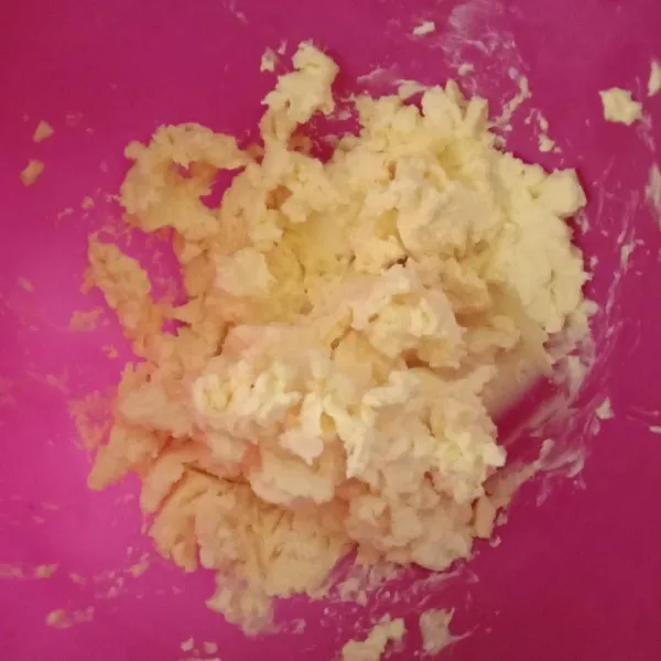 Mixer margarine menggunakan speed rendah sebentar saja hingga tercampur rata.