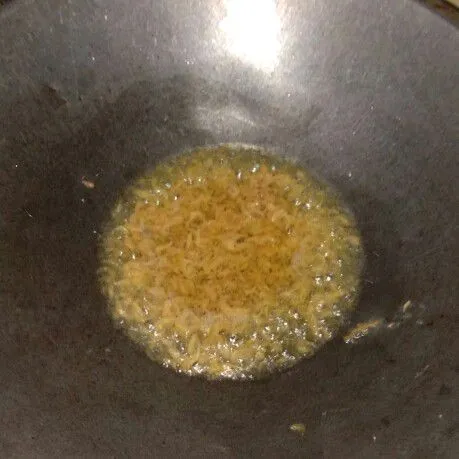 Cuci bersih rebon, tiriskan lalu goreng sampai kering.