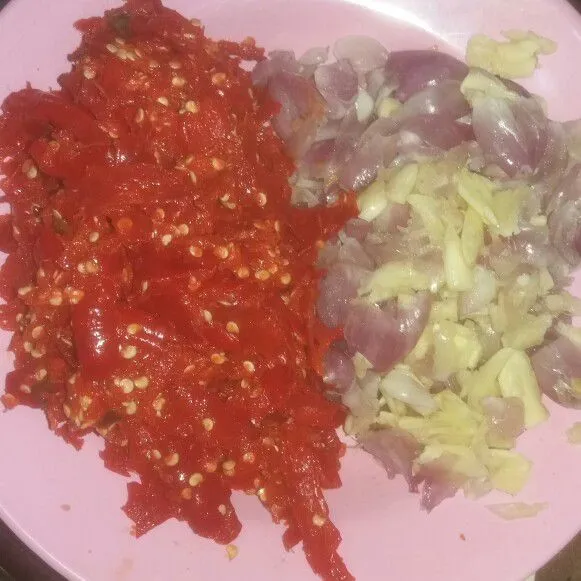 Ulek kasar bawang merah, bawang putih dan cabai merah.