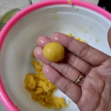 Ambil sedikit adonan. Lalu bentuk bulat.