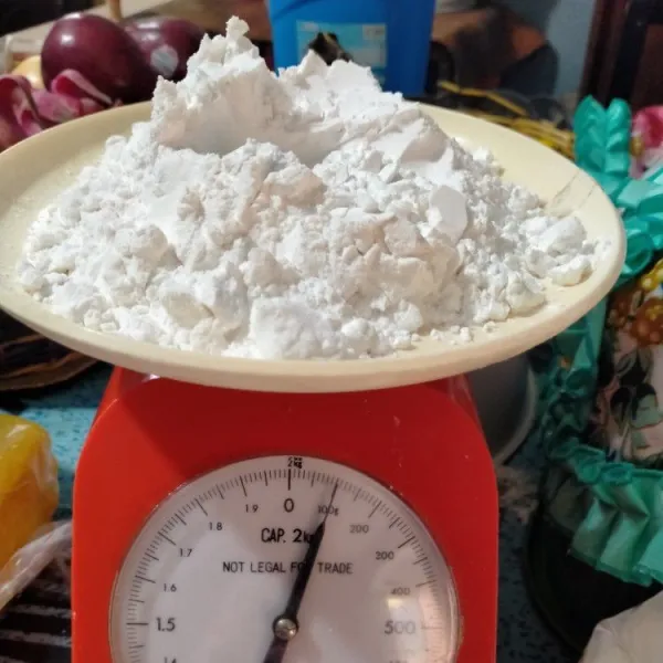 Tambahkan tepung tapioka sebanyak 100 gram.