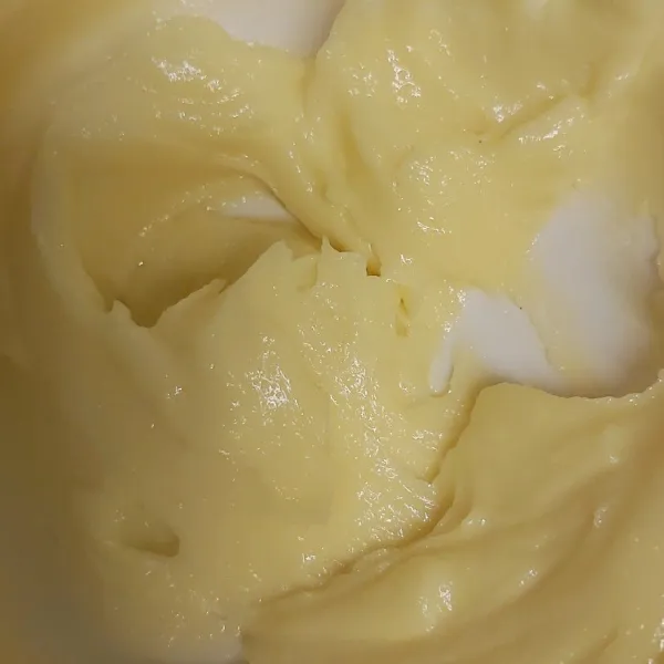 Kocok butter, kuning telur dan gula hingga tercampur rata.