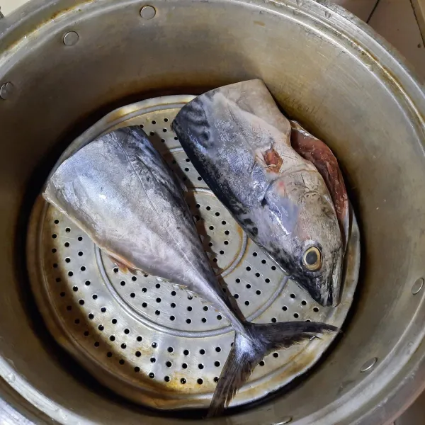 Siapkan ikan tongkol hingga daging ikan berwarna putih.