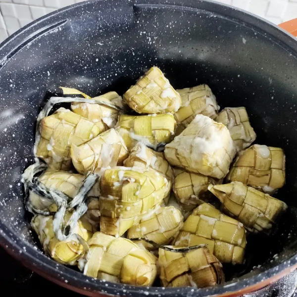 Kalau masih belum habis airnya, masak terus dengan api kecil. Setelah air santannya mengering, matikan api.