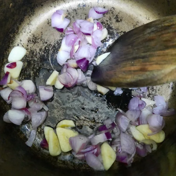 Tumis bawang merah dan bawang putih hingga harum dengan 1 sdm minyak dari tuna in oil.