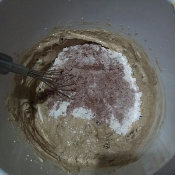 Campurkan bahan kering Tepung terigu, coklat bubuk, susu bubuk dan baking powder aduk hingga rata.