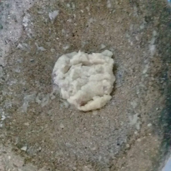 Ulek halus bawang merah, bawang putih, kemiri, garam dan kemiri.