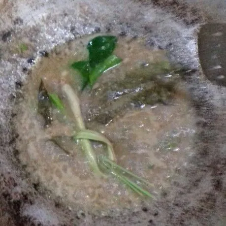 Panaskan sedikit minyak, tumis daun bawang dan bumbu halus hingga wangi. tambahkan bumbu pelengkap yang lain.