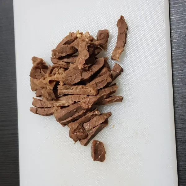 Rebus sapi paru kurang lebih 20 menit bersama bumbu rebusan ( bawang putih geprek1, garam dan gula pasir) kemudian iris tipis dan goreng.