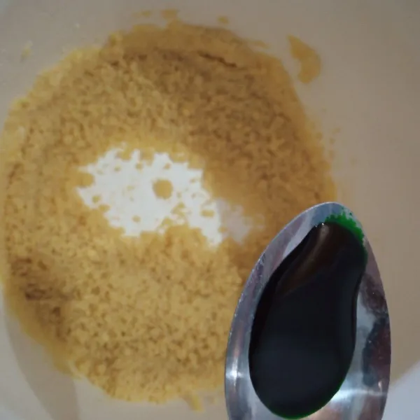 Setelah tercampur rata masukkan Essen pandan. aduk rata