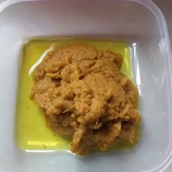 Giling bumbu halus dengan sedikit minyak, sisihkan.