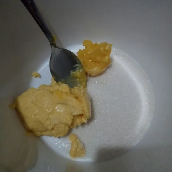 Campurkan gula pasir,mentega dan butter dengan mixer sampai gula tercampur rata.