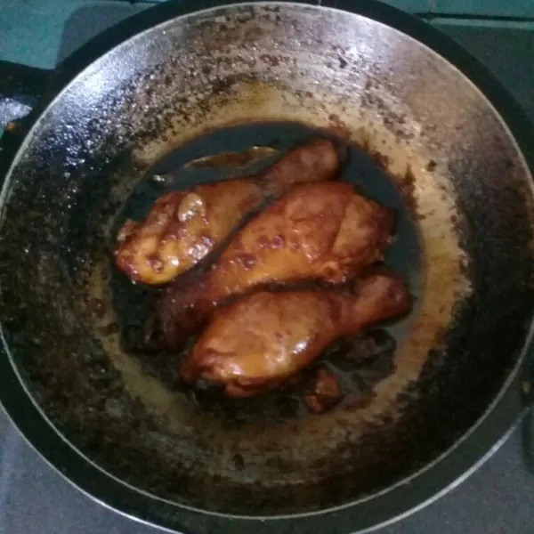 Setelah air meresap ke dalam daging ayam, matikan kompor. Ayam kecap manis pun siap dihidangkan.