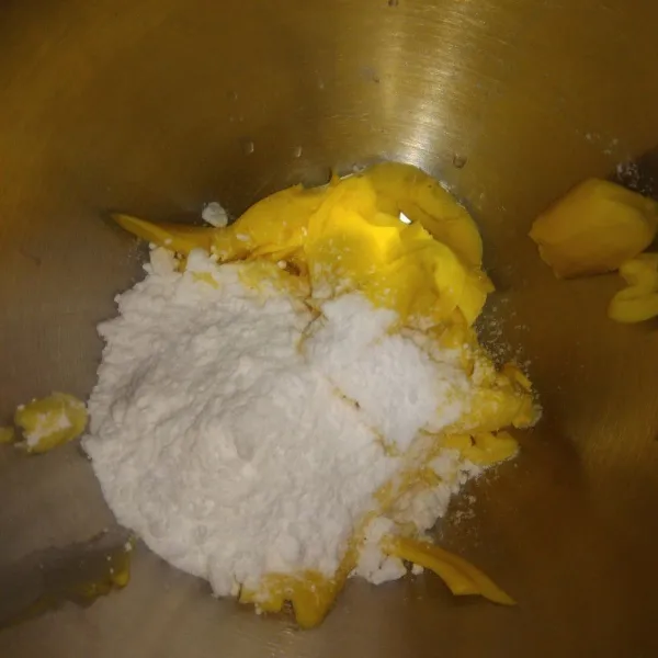 Dalam wadah,campur butter dengan gula halus selama 1 menit.