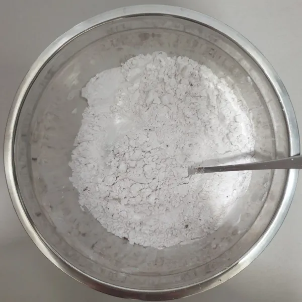 Aduk campuran tepung sampai tercampur rata