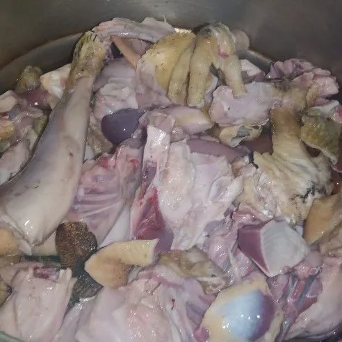Cuci bersih ayam yang sudah di potong-potong