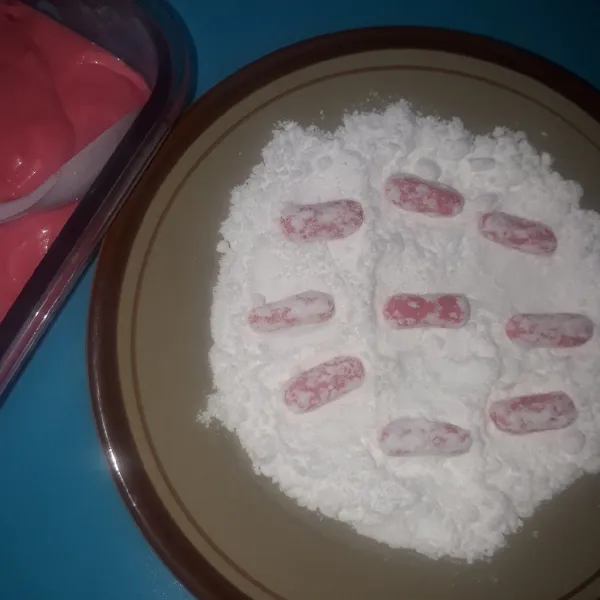 Setelah dingin, ambil sejumput adonan permen lalu bentuk tabung dan balur dengan gula halus.