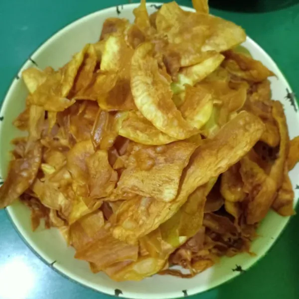 Iris tipis ubi dan goreng sampai kering.