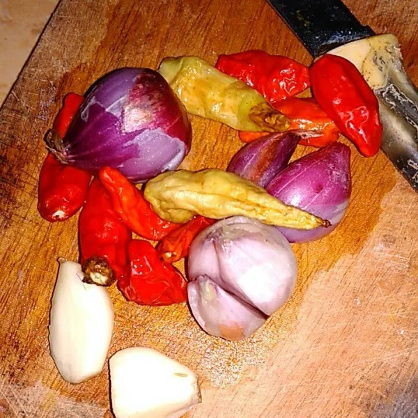 Siapkan bumbu (cabe, bawah merah, garam dan bawang putih).