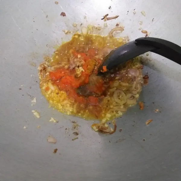Masukkan bumbu halus. Tumis sampai matang.