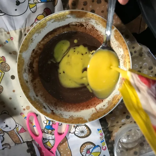 Kemudian tuang margarin sebanyak 3 sendok makan, aduk terus hingga tercampur.