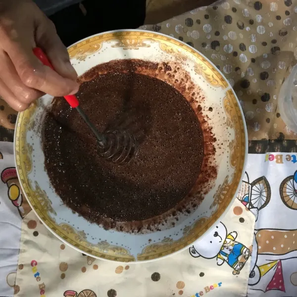 Beri satu butir telur kocok lepas dan beri 2 sdm gula pasir aduk sampai merata.