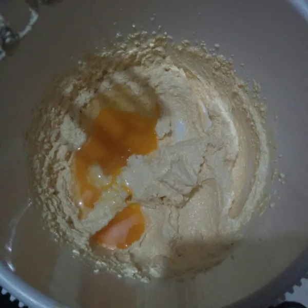 Masukkan telur kedalam adonan aduk rata menggunakan mixer.