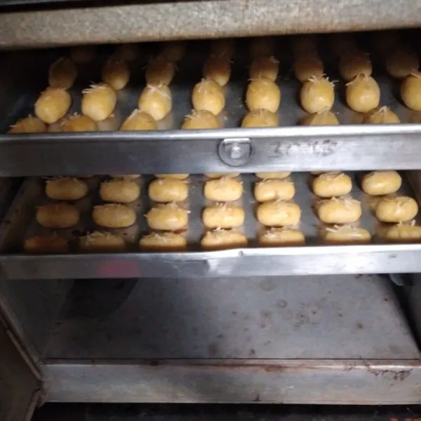 Panggang selama kurang lebih 35 menit atau hingga matang (sesuaikan dengan oven masing-masing)