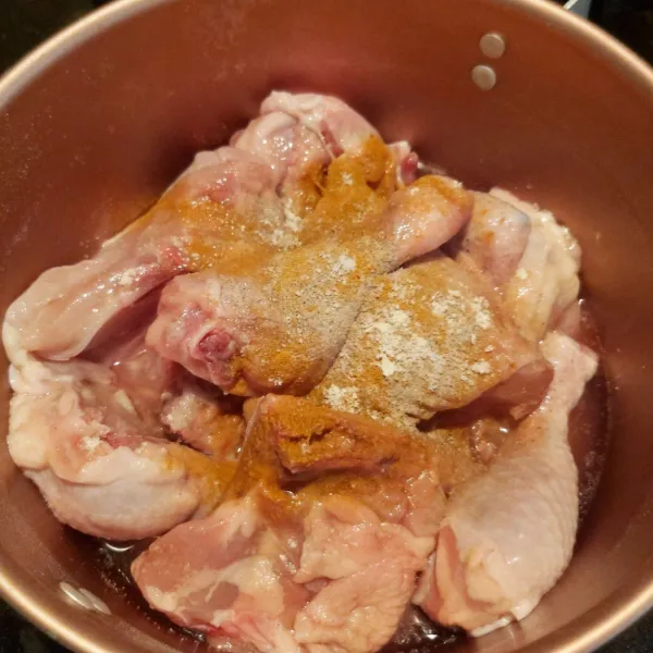 Marinasi ayam dengan garam, kaldu jamur, kunyit bubuk, bawang putih bubuk, kaldu ayam. aduk-aduk lalu diamkan 30menit