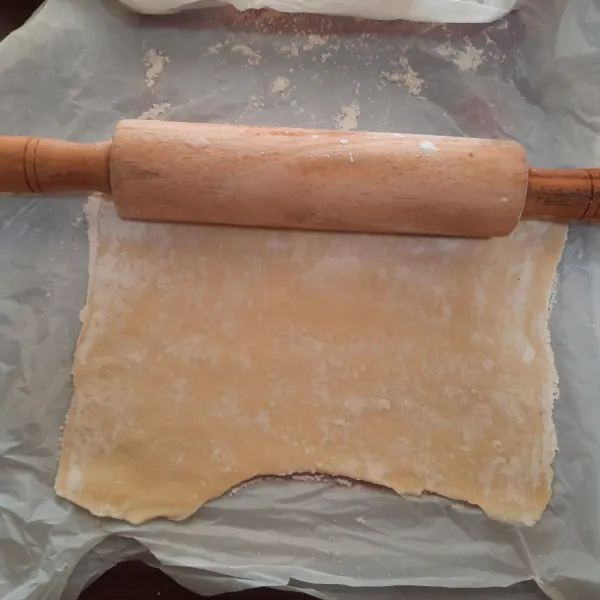 Lebarkan Puff pastry instan yang telah ditaburi tepung terigu