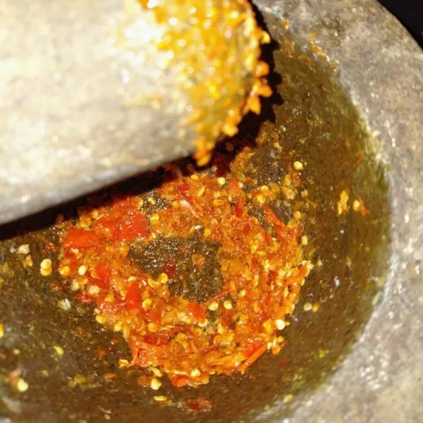 Haluskan cabe, bawang putih dan sedikit garam. Lalu jika sudah halus, campur dengan gula merah secukupnya.