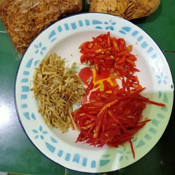 Iris bawang putih dan bawang merah lalu goreng. iris juga laos, cabe besar, cabe rawit.