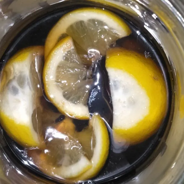 Tuangkan teh ke dalam wadah berisi lemon.