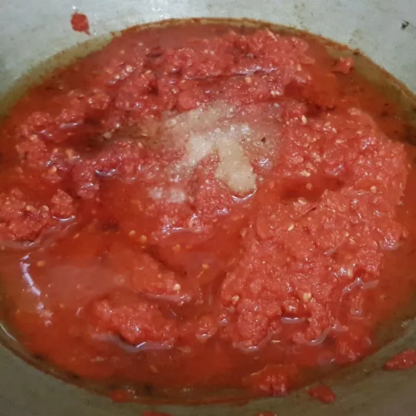Panaskan minyak, kemudian tumis bumbu halus tadi beserta serai, lengkuas, daun salam. Tambahkan gula pasir dan garam.