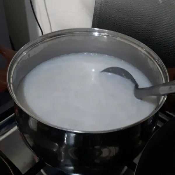 Masak santan dengan api sedang sambil diaduk terus supaya tidak pecah sampai mendidih. Matikan kompor.