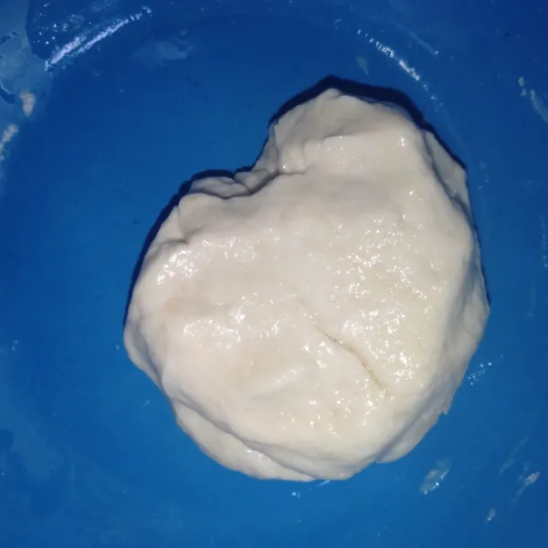 Uleni hingga kalis dan lumuri dengan sedikit minyak sayur.